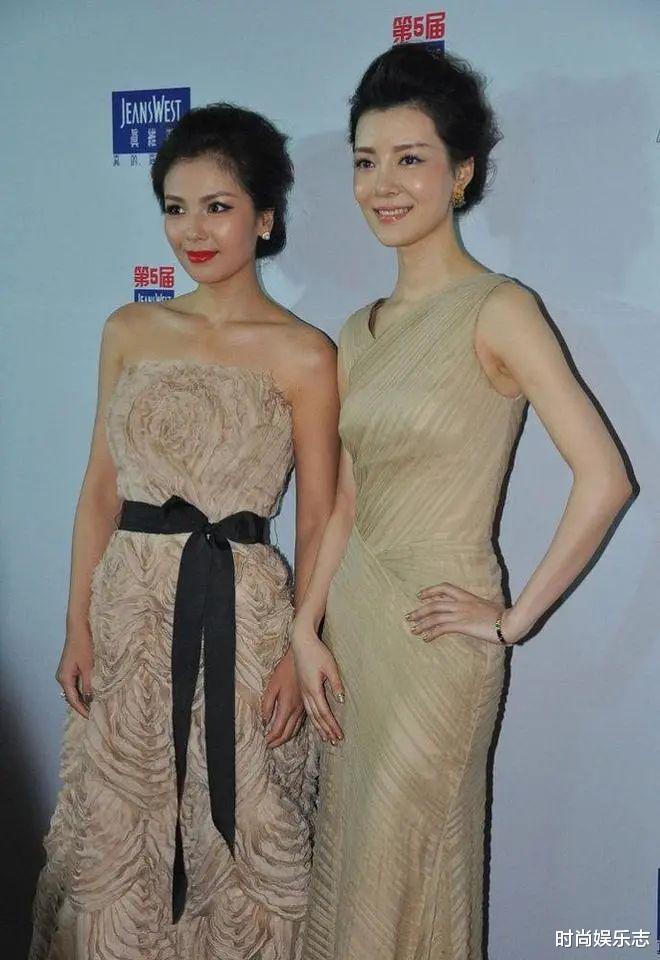 张天爱|车晓白T配黑裤现身机场，卸下了美妆，也仅路人一枚！