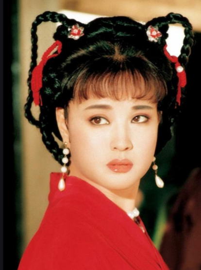 刘晓庆|67岁刘晓庆参加新剧开机仪式，皮肤紧致，身姿挺拔，满满少女感