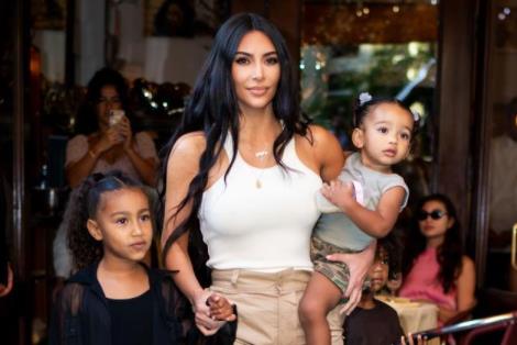 卡戴珊|41岁卡戴珊近况：比前夫脱单还早，携小13岁新男友高调亮相