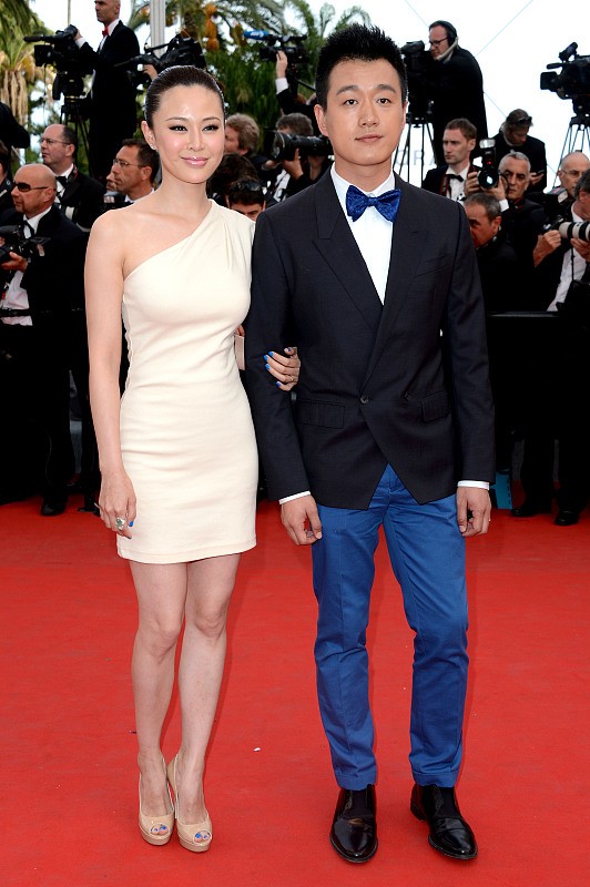 佟大为|佟大为的老婆身材真好，穿温柔的奶白色服装，优雅的气质很迷人