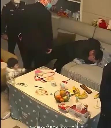 街道主任上门打人,3名制服男观战,被打男:我只能抱紧头,不还手