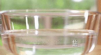 一斤盐一斤水相溶,为何很难得到两斤盐水?爱因斯坦:质量即能量