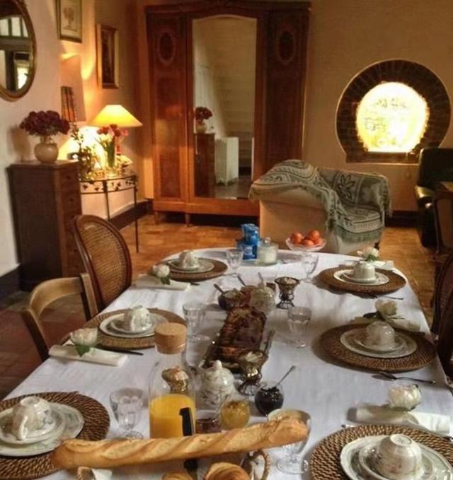 参观袁立现实的豪宅,卧室装了三角形吊顶,住着太奇怪了