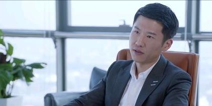 王骁|星二代王骁独闯娱乐圈，做配角15年，今居家照顾伤病母亲？