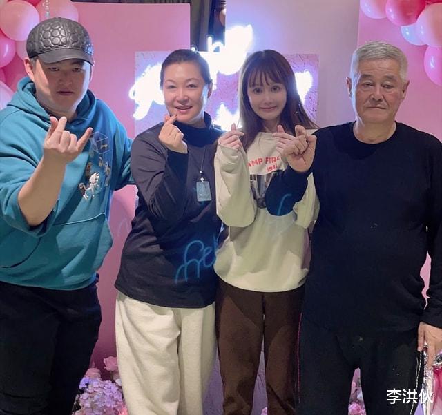 赵本山|啥时候是个头？儿女徒弟都不争气，只有小狗能让赵本山开心