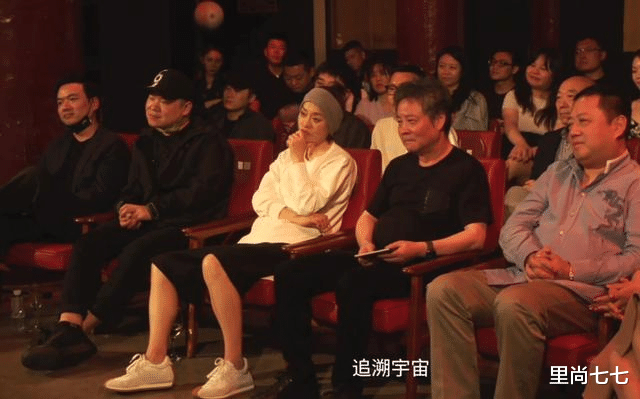 豆腐 毛阿敏丧夫2月后首次露面，穿短裤格格不入，瘦成骨头人强颜欢笑