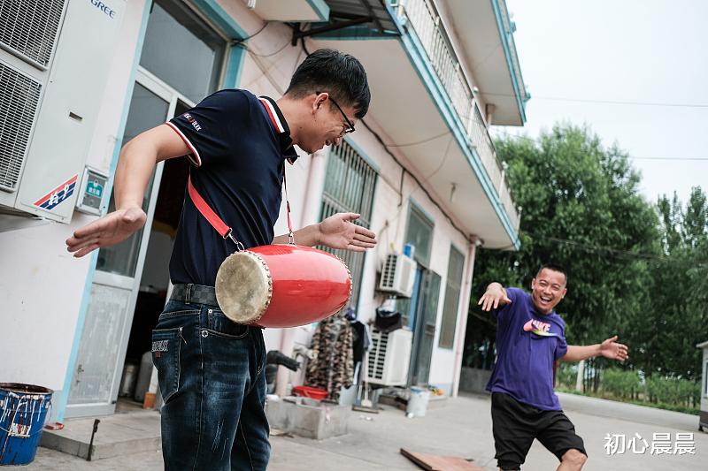 父亲年轻时不顾家,经常酗酒家暴母亲,年纪大了想耍无赖却被儿子抛养!