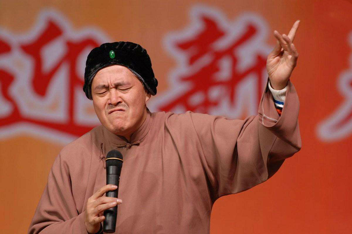 2004年，赵本山\刘老根大舞台\在长春兴建，因产权问题与当地势力发生纠纷，在装修时，遭遇了阻扰施工