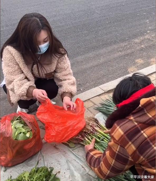 陈亚男|因心疼路边卖菜阿姨，陈亚男买下所有蔬菜，网友却发现5处穿帮