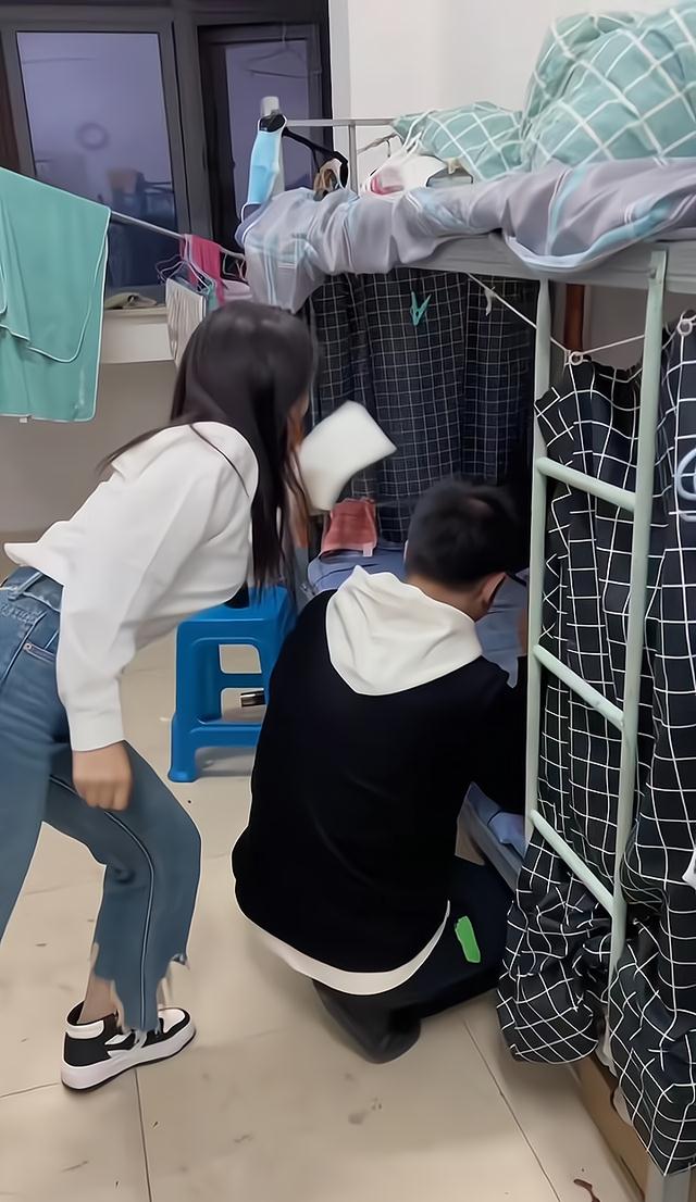 男子喜欢工厂里的女主管,写信表白,可还没写完就被发现和拒绝了
