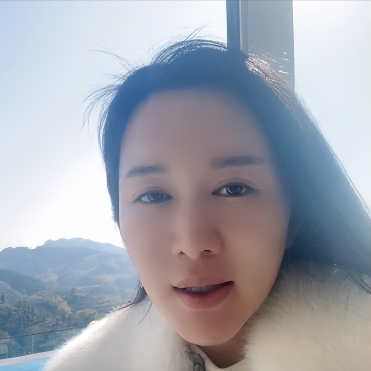 张纪中|71岁张纪中感染新冠，妻子回应：症状比我严重，他不爱喝水