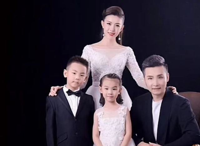 刘和刚儿子穿秋裤卖力拖地!豪宅厕所跟卧室一样大,扇形浴缸瞩目