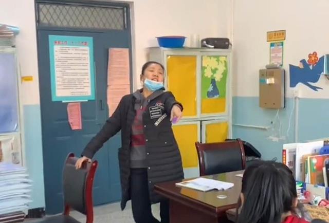 |老师在办公室里放飞自我,突然有学生闯入