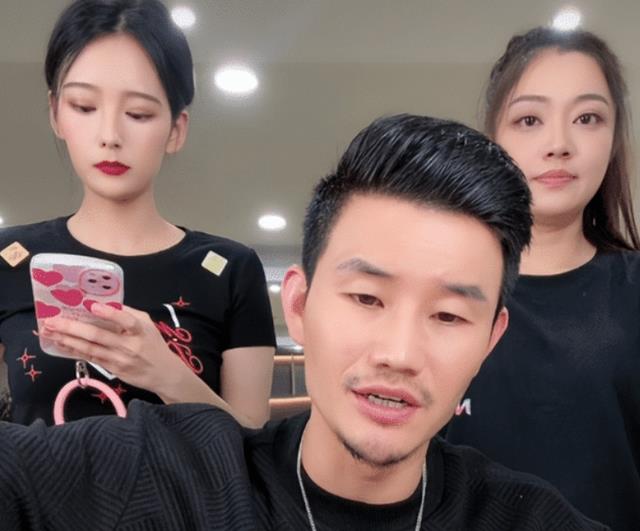 石评梅|谢孟伟近况曝光，现身直播间买裤子，上手摸员工大腿引热议