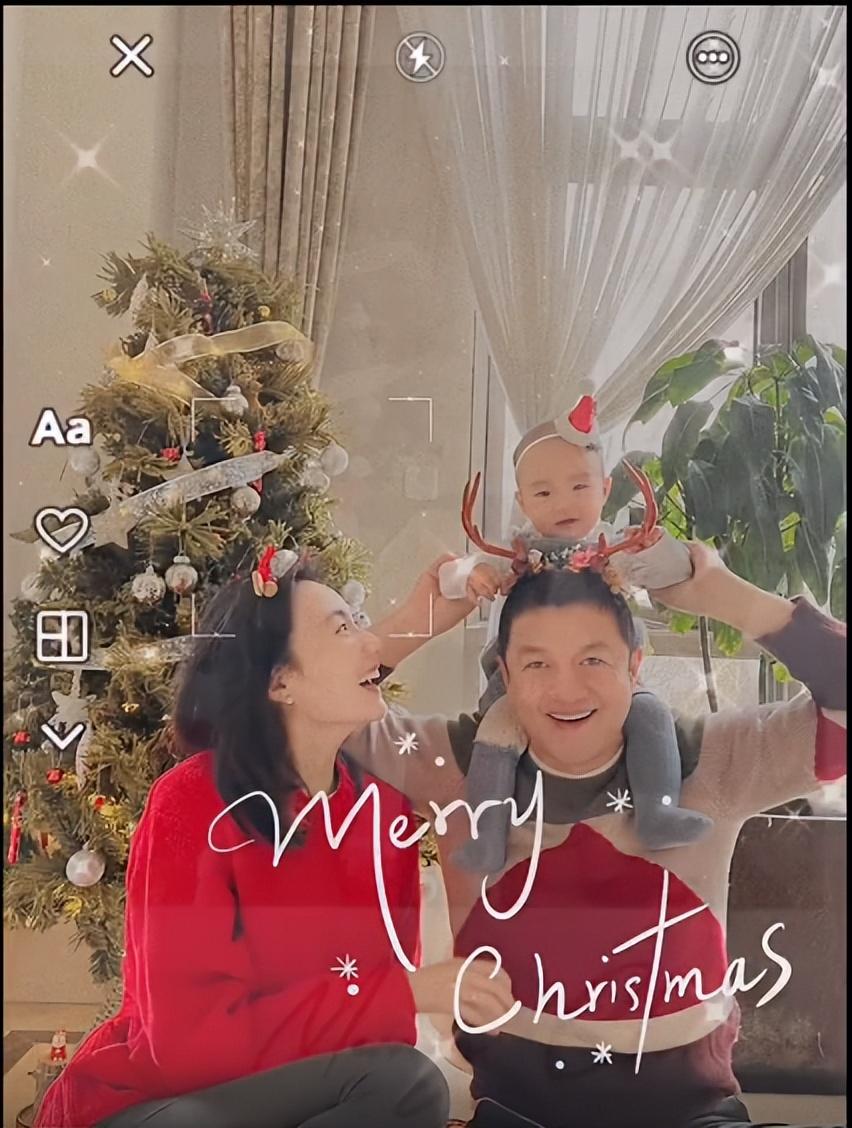 李亚鹏|李亚鹏妻子陪女儿弹琴，穿着朴素好温柔，女儿萌脸肉嘟嘟可爱满分