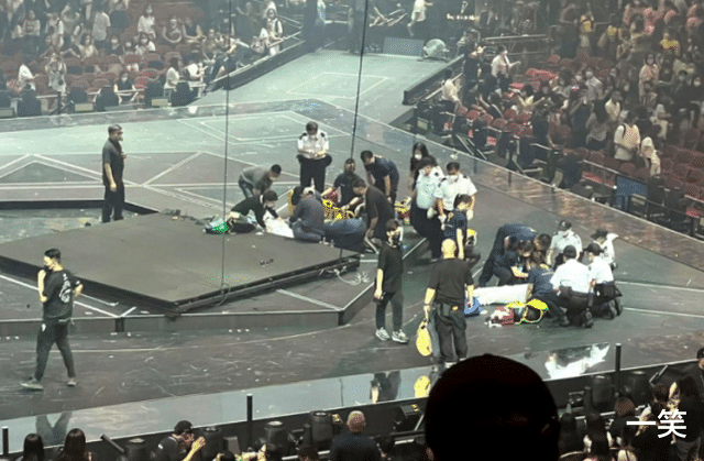 香港男团演唱会突发重大事故，巨型荧幕坠落砸伤舞者，伤情曝光