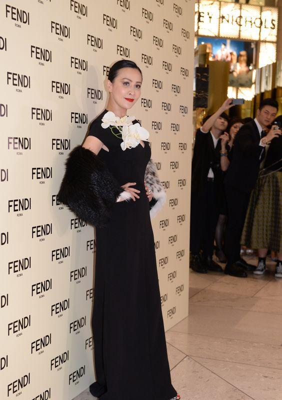 刘嘉玲|刘嘉玲气场太强大！穿丝绸白色礼服优雅高贵，红唇挺有贵妇范儿