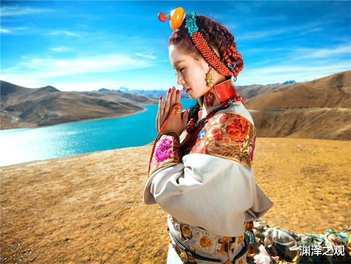 穷游|川藏线上的穷游女，举着写有“求RB”的牌子，这有何含义？