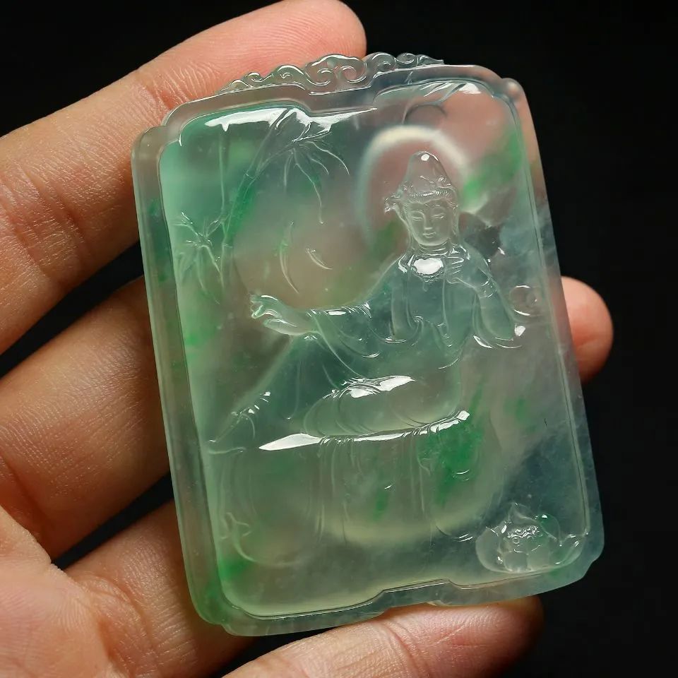 翡翠|翡翠玉雕中的巧色，分色，俏色你分清楚了吗