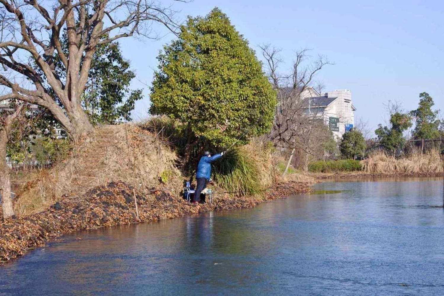 深水区|寒冬野钓选钓点，除了地形和地貌，还得看准风向和朝向