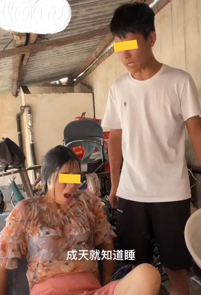 妻子在院里睡午觉,突然被丈夫用一盆水泼醒,网友:故意的