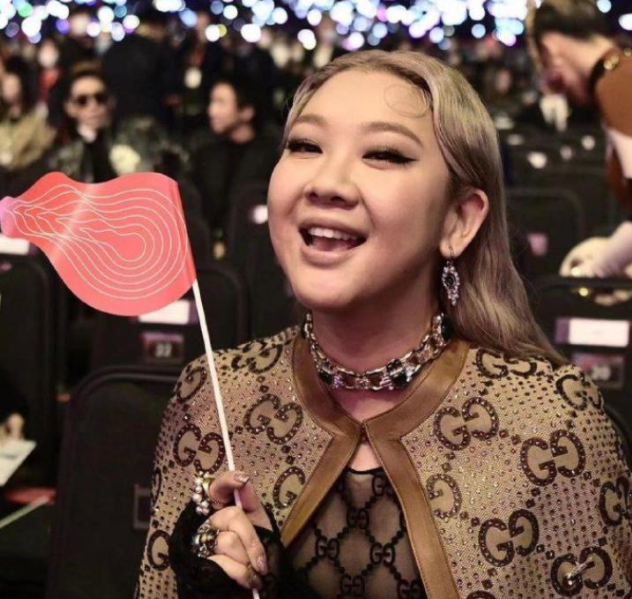 iu|郑欣宜今年将继承巨额遗产，发文悼念母亲，疑对父亲离开仍不认可