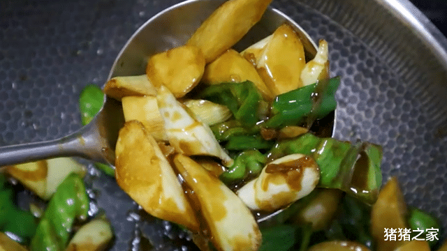 油焖茭白的家常做法，鲜脆滑口好吃下饭，老妈吃后赞不绝口