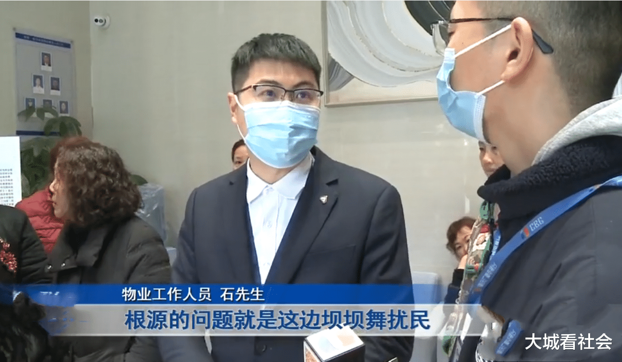 重庆多位大妈跳坝坝舞,被楼上居民泼粪报复,大妈:以后不敢跳了