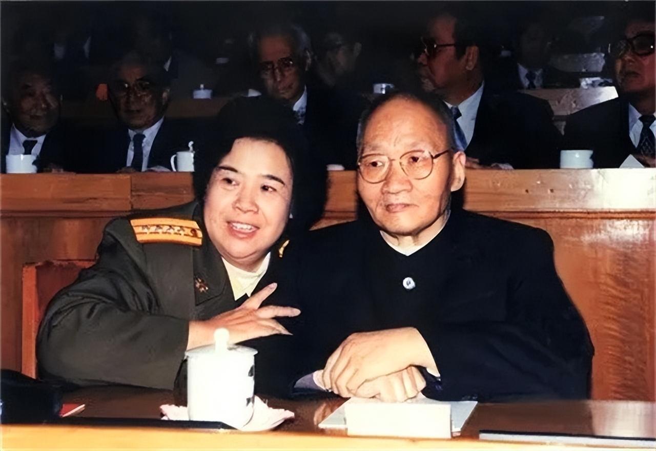 63年毛岸青携邵华回中南海，主席沉默良久，缓缓在纸上写了四个字
