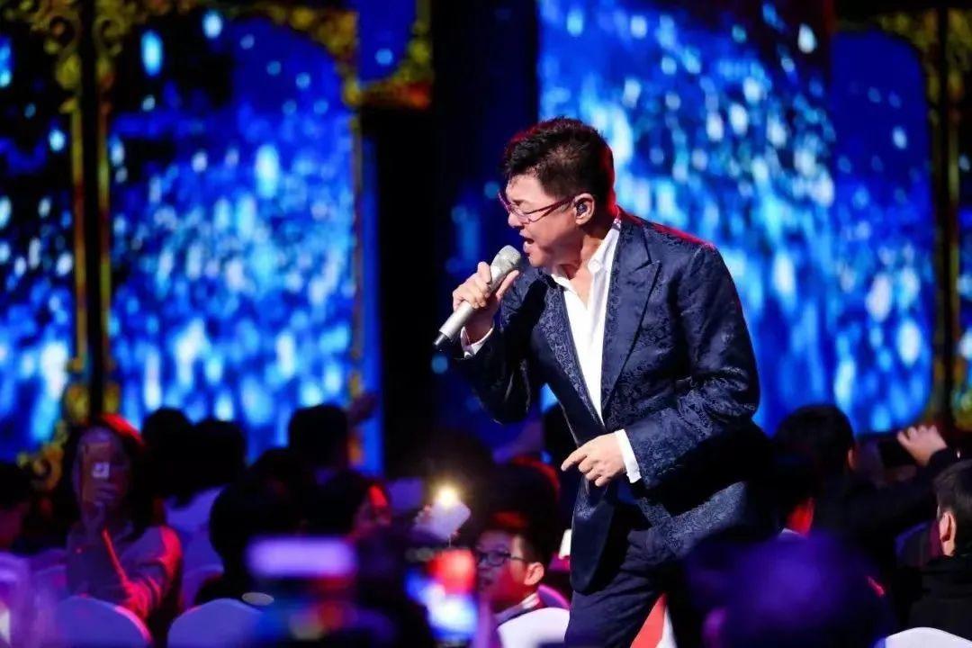 姜育恒|知名男星定居国外，和多位富婆豪宅聚会，姿势过于亲密引争议