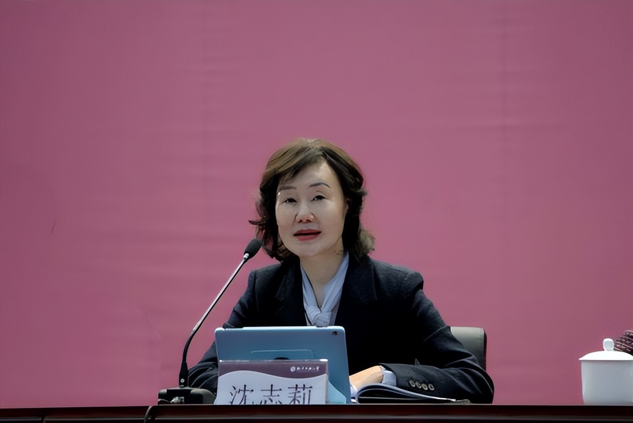 女副校长生活奢靡沉迷美容!脸上不停“动刀”,花了上百万