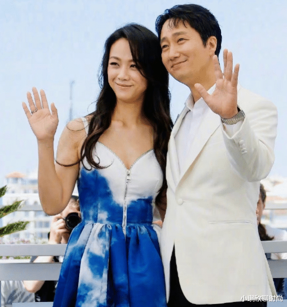 汤唯|汤唯现身戛纳电影节，一袭吊带礼服真显老，这就是有颜任性吗？