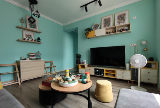 给儿子买学区房,老房改造,99㎡花13万,全屋刷漆太显眼