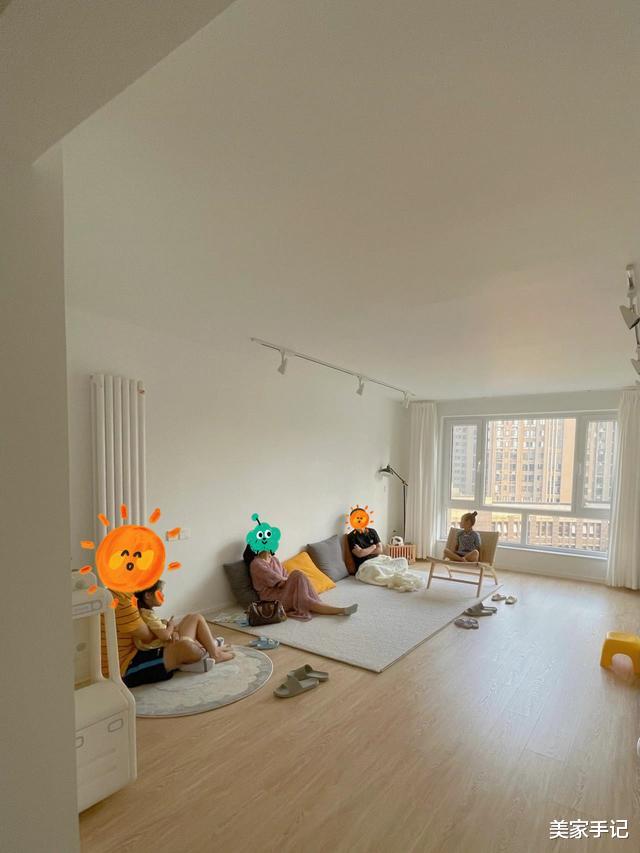 坚持断舍离的二胎妈妈,不买沙发茶几,将96㎡小家装修得“空无一物”,太漂亮了