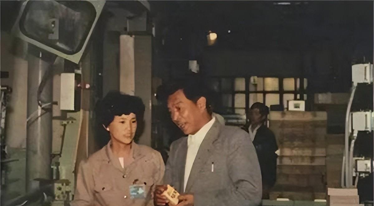 51岁的褚时健出任卷烟厂厂长,遭到团团伙伙的排挤,反击方式绝了
