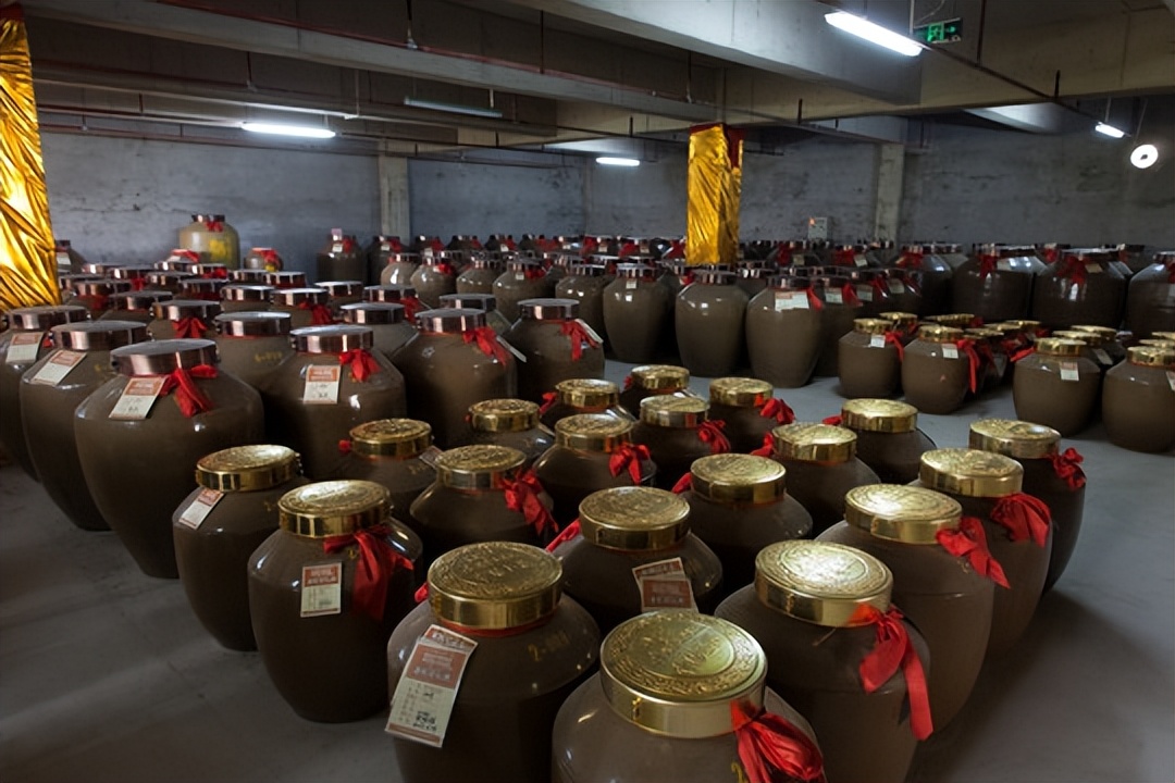 飞天茅台|同样是飞天茅台酒，为什么43°飞天无人问津？53°飞天一瓶难求？