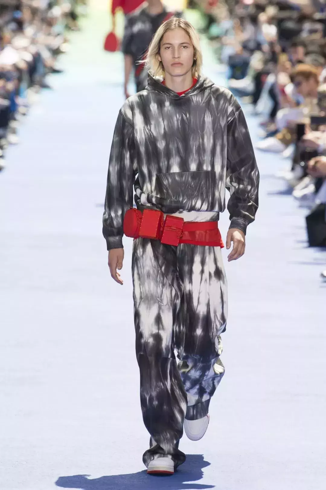 穿搭丨2019最有艺术魅力的流行元素，「扎染」该如何上身？