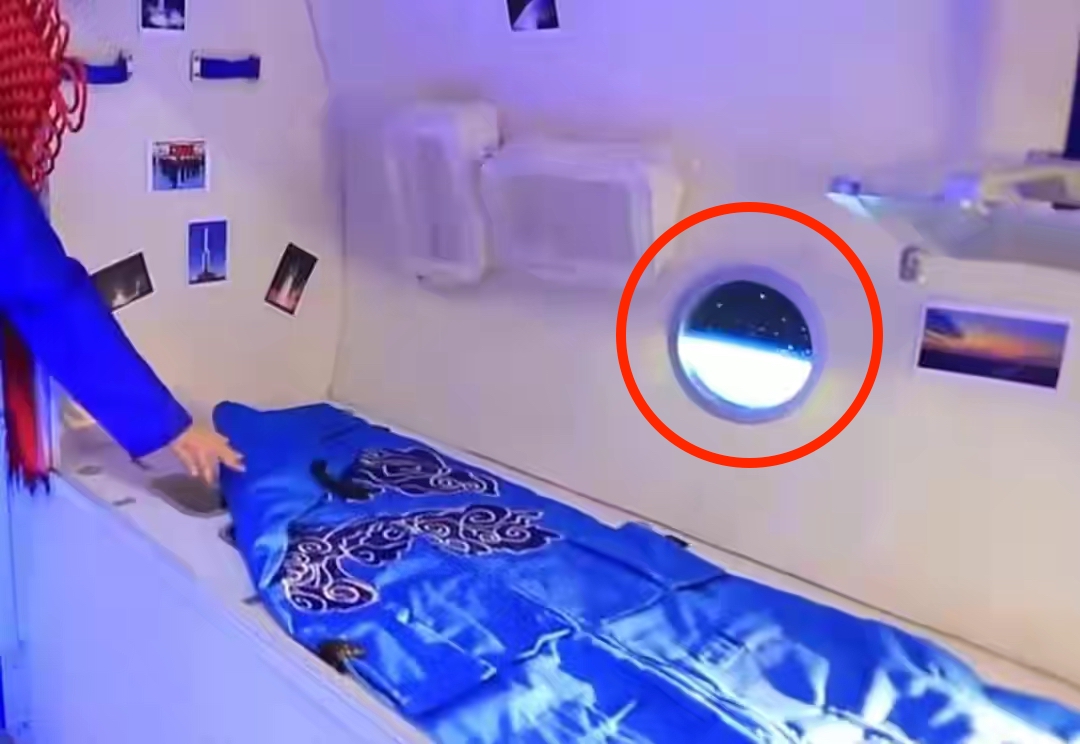 我国航天员自拍睡眠舱,每人都有一扇小窗户,头枕星空入眠