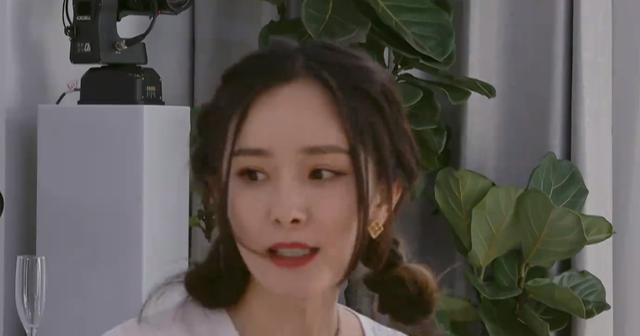 杨幂|杨幂自曝被路人要联系方式,坦诚曾在恋爱里被拒,谢绝自我内耗
