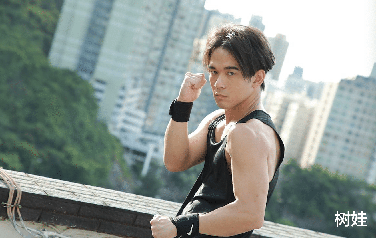 钱小豪|钱小豪携31岁长子亮相新综艺,父子又搂又抱感情好,庞景峰帅气像父亲