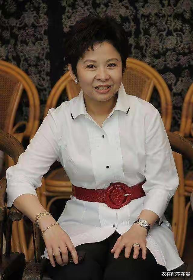 穿衣搭配 60岁董文华携老公参加聚会，穿浅色纱裙配短发显贵气，看着像阔太