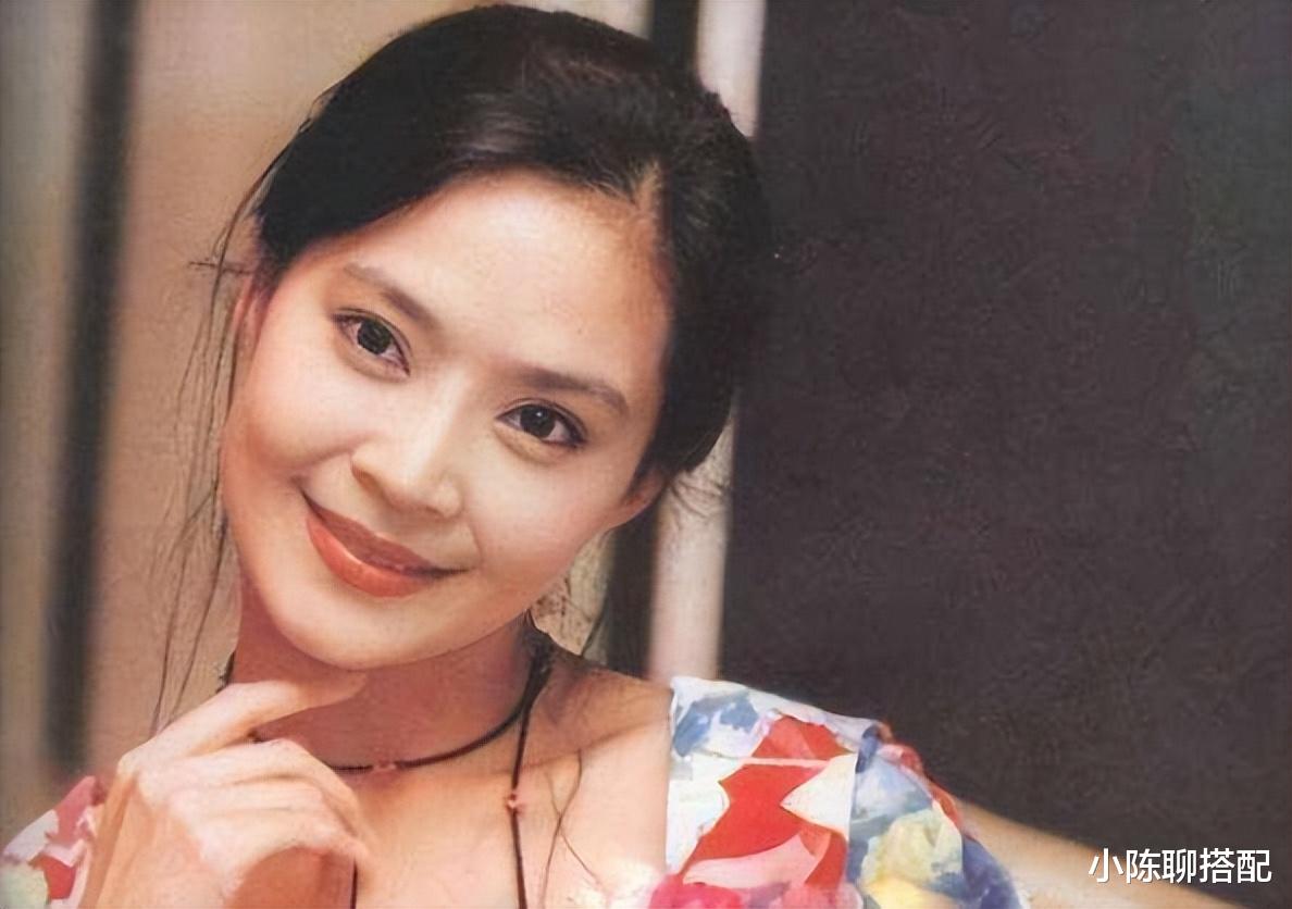 自然老去的俞小凡：穿衣要有花，裙摆过膝，58岁依然优雅大方