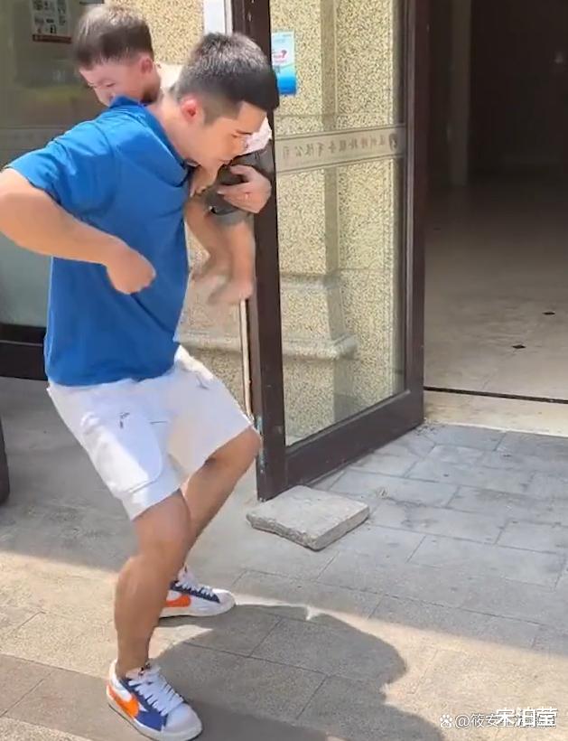 浙江一男子出门只顾往前走,儿子光脚被路面烫哭:这届家长真难带