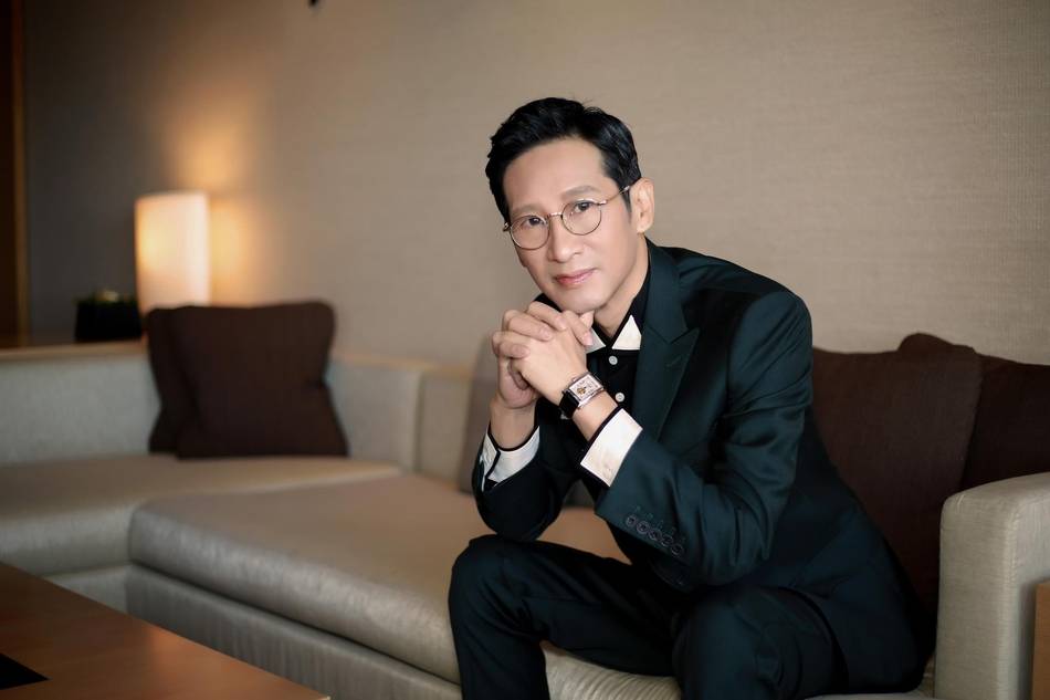 宋威龙|王劲松疑未走出丧母之痛,墓地拍戏后痛哭流涕