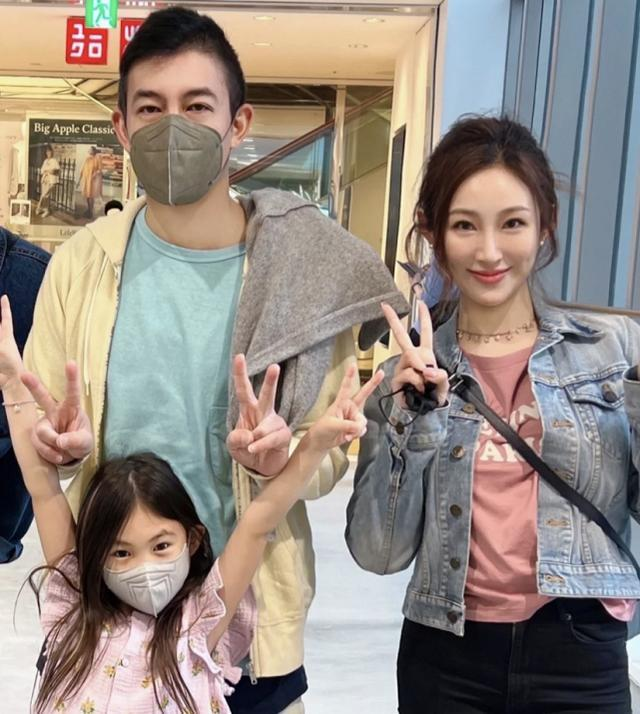 陈冠希|陈冠希近照曝光，携妻女同游东京，开心和网友合照，却难掩老态