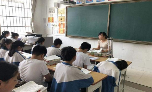 荆门2名教师当街猥亵醉酒女子,不论是否相识,都是对教师的侮辱