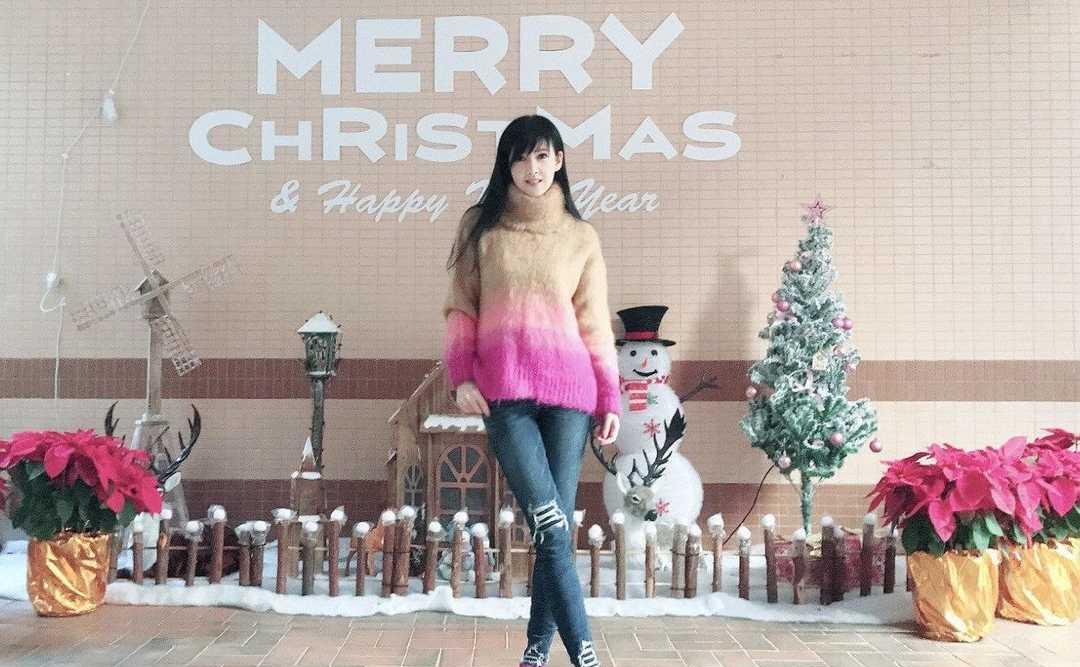 |周慧敏没生小孩身材真好，60后还能穿抹胸连衣裙，而且还很洋气