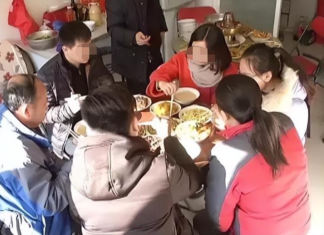 河南女博士患癌需80万换肝,丈夫为离婚下跪:放我条生路