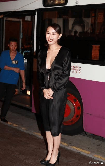 袁嘉敏的状态太好了,穿缎面黑裙秀身材,配红唇看得出肌肤多白皙