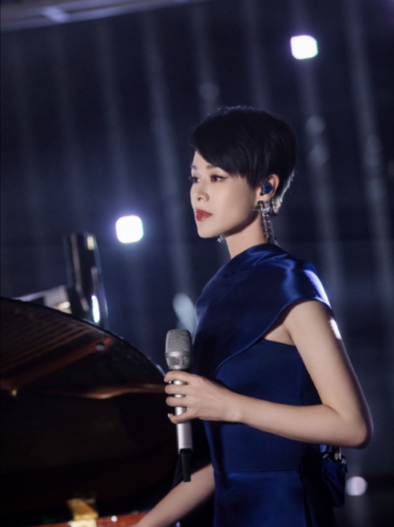 张天爱|性感女神,直角肩大长腿惹人羡慕,人缘爆棚,网友:颜值担当